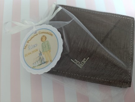Billetera con etiqueta personalizada y bolsa de organza.