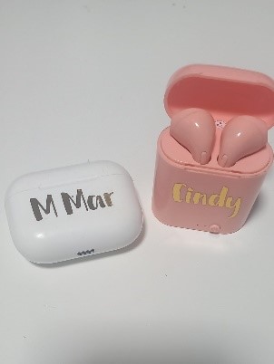 Auriculares inalámbricos personalizados con vinilo y bolsa de organza.